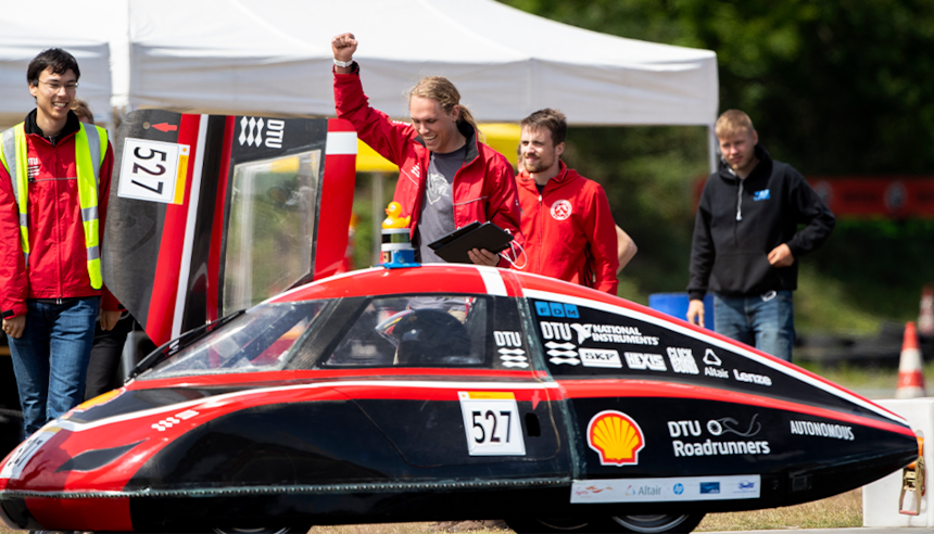 DTU team member raises arm in celebration